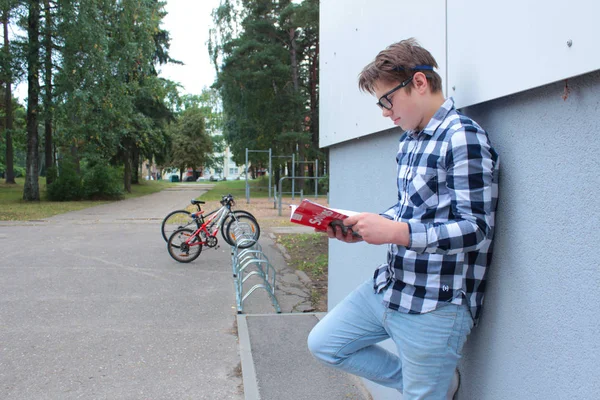 Tonåring Pojke Elev Eller Student Sitter Trappan Läsa Bok Glasögon — Stockfoto