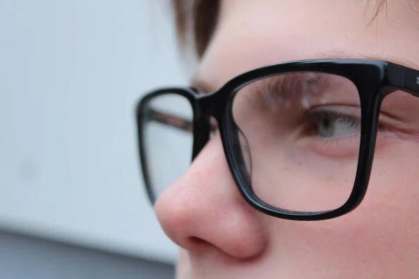 Menino Adolescente Estudante Estudante Usando Óculos — Fotografia de Stock