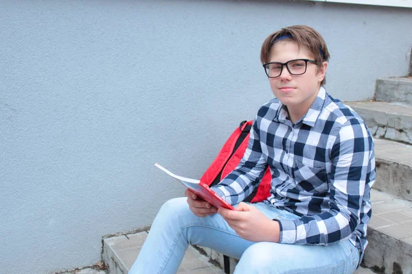 Adolescent Écolier Étudiant Est Assis Dans Les Escaliers Lisant Livre — Photo