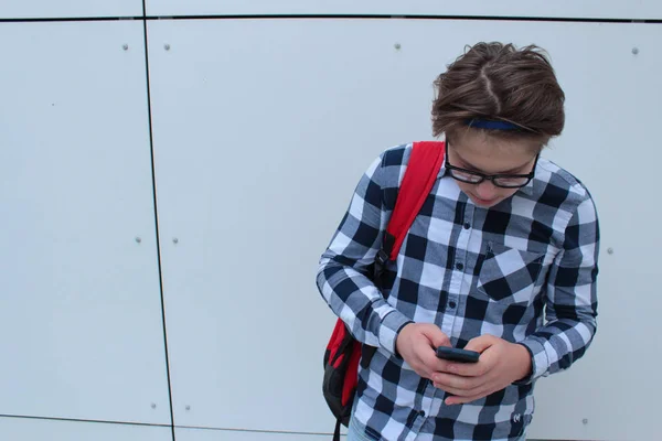 Adolescente Escolar Estudiante Está Sentado Las Escaleras Leyendo Libro Usando — Foto de Stock