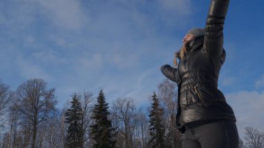 Kışın, karda tüm güneşli bir güzel kız ücretsiz, hissediyorum.