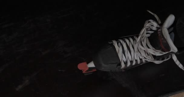 Jugador Hockey Lazos Cordones Patines Fondo Negro — Vídeo de stock