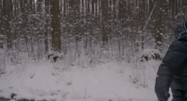 母亲和孩子在森林里漫步 在冬天 所有的白雪和树木 — 图库视频影像