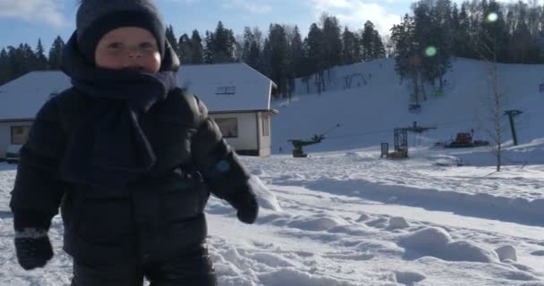 Stilig Småbarn Pojke Son Går Genom Snön Skidort Solig Dag — Stockvideo