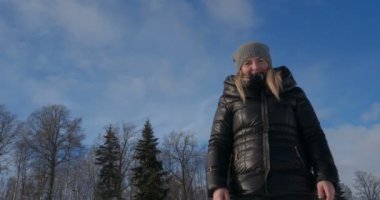 Kışın, karda tüm güneşli bir güzel kız ücretsiz, hissediyorum.