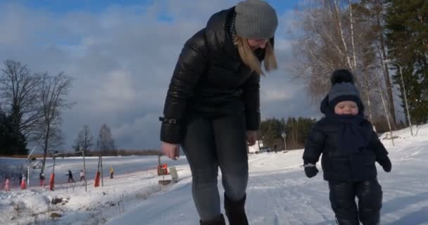 Glad Vacker Mor Promenader Med Ett Barn Pojke Son Skidort — Stockvideo