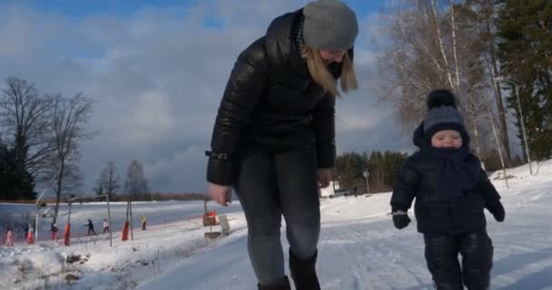 Šťastná Matka Krásné Procházky Dítětem Chlapec Syn Lyžařský Areál Slunečného — Stock video