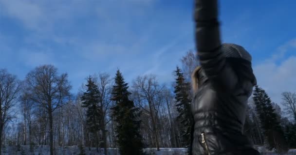 美丽的女孩感觉自由 在一个晴朗的日子 在冬天 所有在雪里 — 图库视频影像