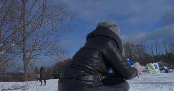 Красива Дівчина Тримає Сніг Гірськолижному Курорті Сонячний День Взимку Снігу — стокове відео