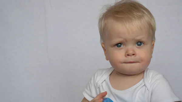 Portret Piękne Małe Dziecko Chłopiec Patrzy Aparat Blond Światło Włosy — Zdjęcie stockowe