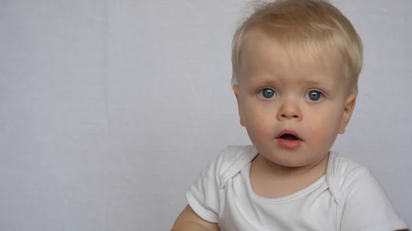 Güzel Bir Küçük Bebek Çocuk Portre Fotoğraf Makinesine Sarışın Işık — Stok fotoğraf