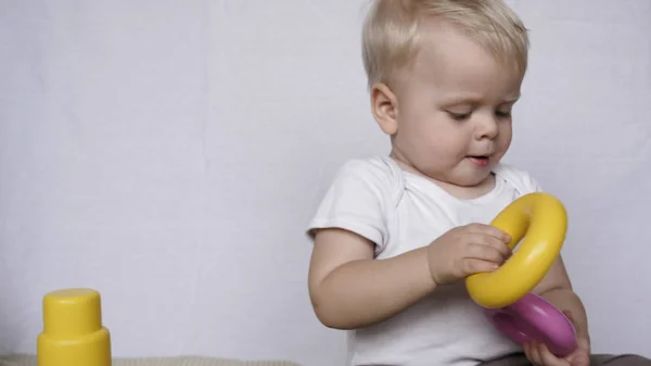 Güzel Küçük Bir Çocuk Çocuk Portresi Oyun Oyuncak Piramit Sarışın — Stok fotoğraf