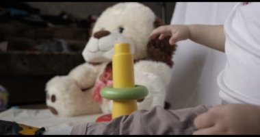 Küçük bebek (çocuk), oynamak oyuncak Piramit, beyaz arka plan oturur. Konsept: bebekler, Cilt, güzel çocuk Fuarı.
