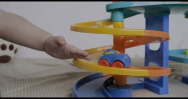 Küçük bebek (çocuk), oynamak oyuncak arabalar, beyaz arka plan oturur. Konsept: bebekler, Cilt, güzel çocuk Fuarı.