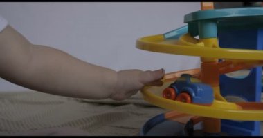 Küçük bebek (çocuk), oynamak oyuncak arabalar, beyaz arka plan oturur. Konsept: bebekler, Cilt, güzel çocuk Fuarı.