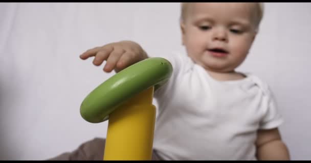 Retrato Niño Hermoso Niño Sienta Jugando Pirámide Juguete Rubio Pelo — Vídeo de stock