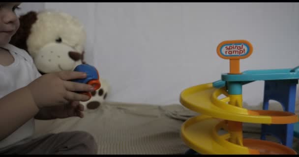 Портрет Красивого Маленького Ребенка Мальчика Сидит Играя Игрушечные Автомобили Блондин — стоковое видео