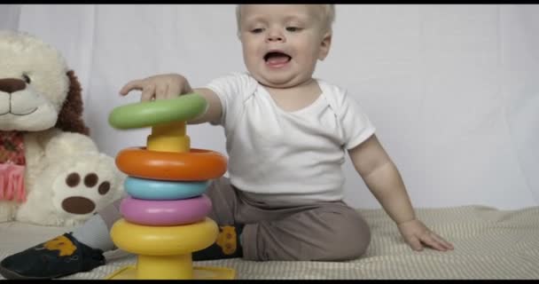 Retrato Niño Hermoso Niño Sienta Jugando Pirámide Juguete Rubio Pelo — Vídeos de Stock