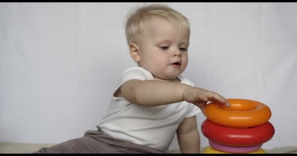 Portret Piękne Małe Dziecko Chłopiec Siedzi Gry Zabawki Piramidy Blond — Wideo stockowe