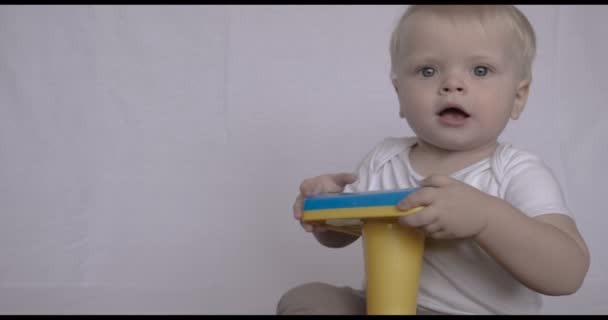 Retrato Uma Criança Bonita Menino Senta Jogando Pirâmide Brinquedos Loiro — Vídeo de Stock