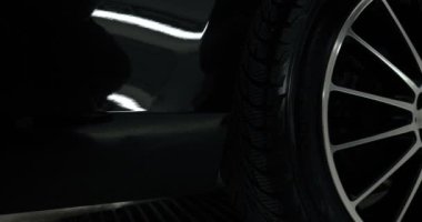 Arabayı bir sarı sünger Siyah araba ile ovmak için profesyonel uzman.