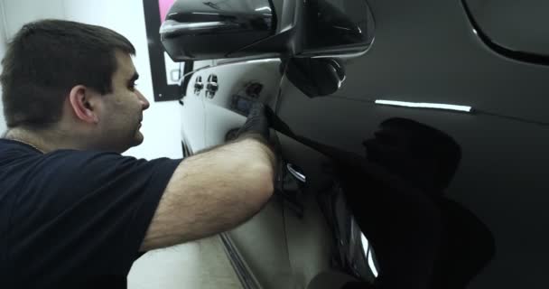 Профессиональный Специалист Осматривает Полированный Черный Автомобиль — стоковое видео