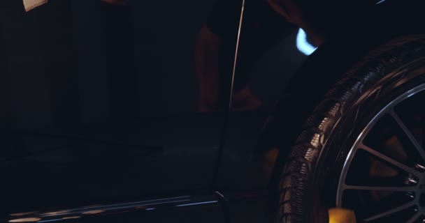 Профессиональный Специалист Помассирует Колеса Желтой Губкой Черного Автомобиля — стоковое видео