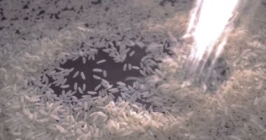 Siyah zemin üzerinde beyaz pirinç.