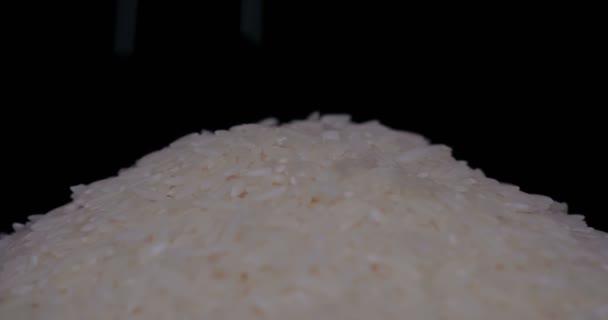 Weißer Reis Auf Schwarzem Hintergrund — Stockvideo