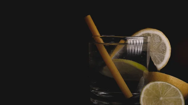 Citroen Limoen Een Glas Met Soda Water Bubbels Zwarte Achtergrond — Stockfoto
