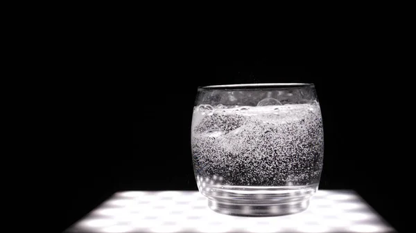 ソーダ水 黒の背景を持つガラス — ストック写真