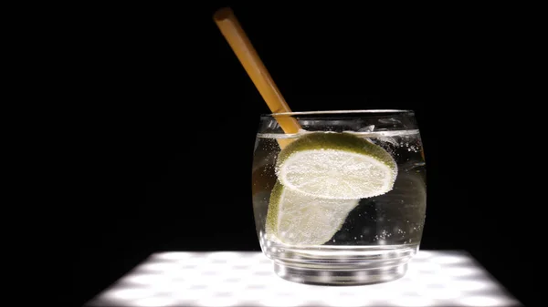Citron Lime Ett Glas Med Sodavatten Bubblor Svart Bakgrund — Stockfoto