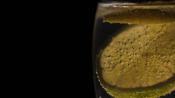 Cytryny Limonki Szklance Wodą Gazowaną Pęcherzyki Czarne Tło — Zdjęcie stockowe