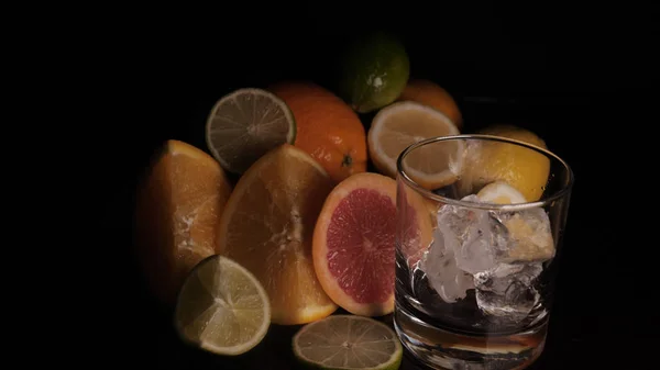 Лайм Склянці Содовою Водою Цитрусовими Чорним Фоном — стокове фото