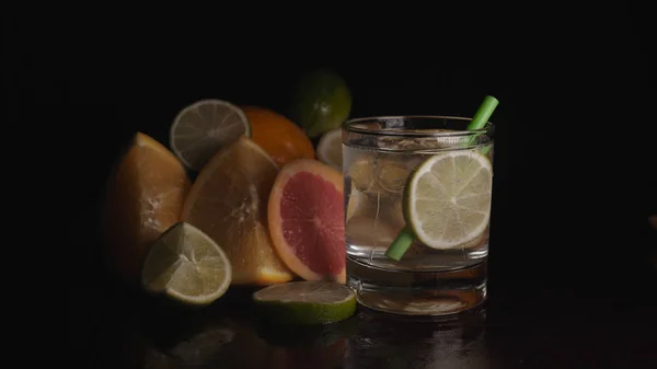 Lime Ett Glas Med Sodavatten Citrusfrukter Svart Bakgrund — Stockfoto