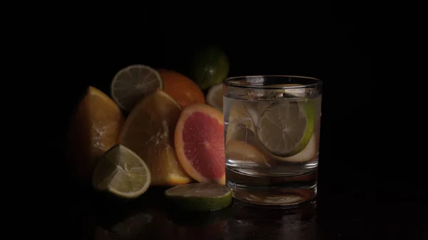 Lime Ett Glas Med Sodavatten Citrusfrukter Svart Bakgrund — Stockfoto