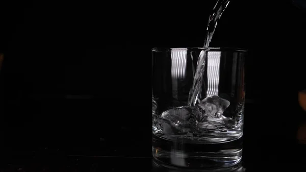 Bicchiere Con Acqua Gassata Bolle Fondo Nero — Foto Stock