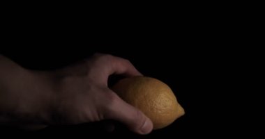 Limon, siyah arka plan. Sarı 