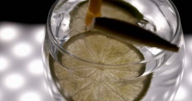 Limon, limon ile maden suyu (baloncuklar) cam, siyah arka plan.