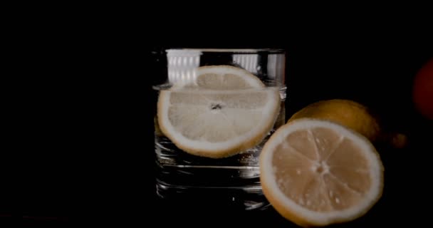 Cytryny Limonki Szklance Wodą Gazowaną Pęcherzyki Czarne Tło — Wideo stockowe