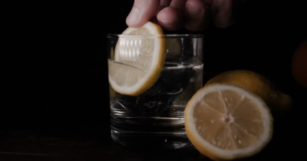 Лимон Лайм Стакане Содовой Водой Пузырьки Черный Фон — стоковое видео