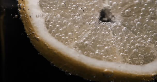 Citron Chaux Dans Verre Avec Eau Gazeuse Bulles Fond Noir — Video