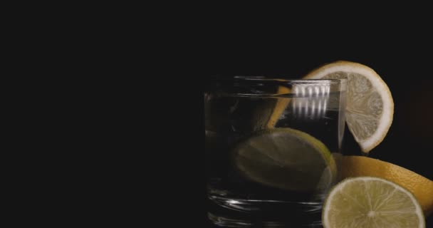 Limón Cal Vaso Con Agua Soda Burbujas Fondo Negro — Vídeos de Stock