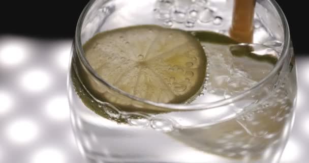 Cytryny Limonki Szklance Wodą Gazowaną Pęcherzyki Czarne Tło — Wideo stockowe