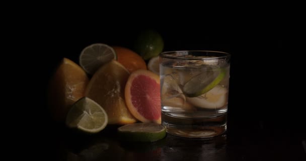 Lime Ett Glas Med Sodavatten Citrusfrukter Svart Bakgrund — Stockvideo