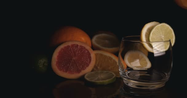 Orangensaft Glas Zitrusfrüchte Schwarzer Hintergrund — Stockvideo