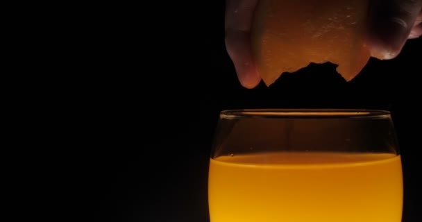 Orangensaft Glas Schwarzer Hintergrund — Stockvideo