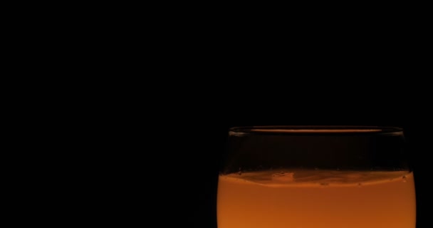Sinaasappelsap Een Glas Zwarte Achtergrond — Stockvideo