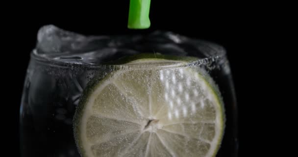 Limón Cal Vaso Con Agua Soda Burbujas Fondo Negro — Vídeo de stock