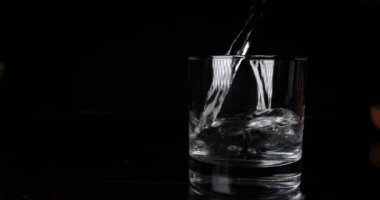 Limon, limon ile maden suyu (baloncuklar) cam, siyah arka plan.